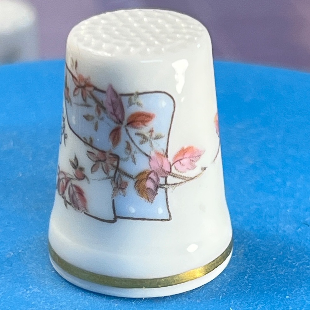 Royal Doulton Winter Porcelain Thimble with Gold Trim - Picture 2 of 6